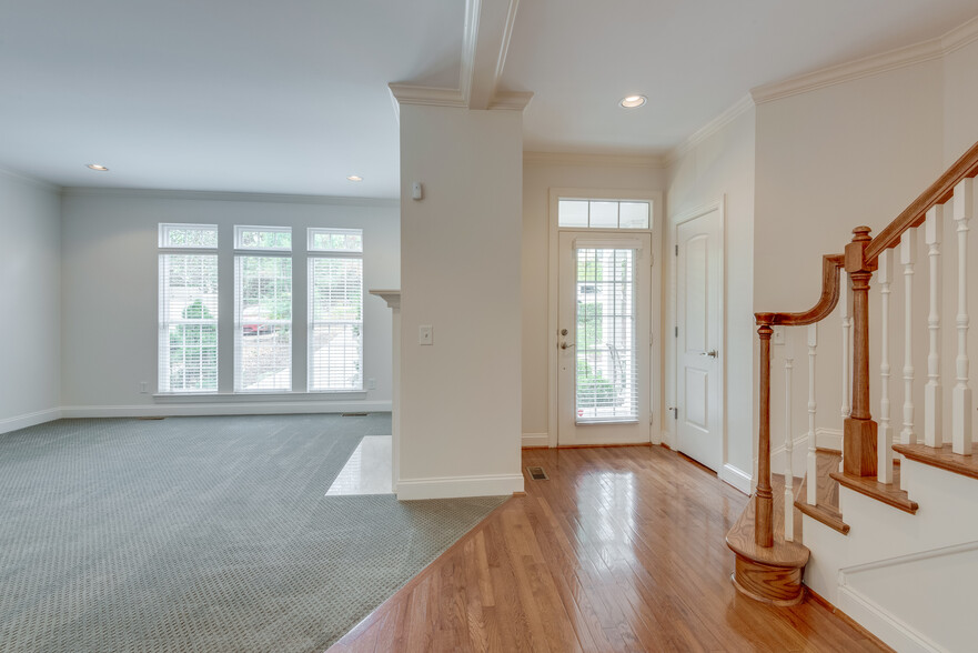 Foyer - Coat Closet - 3333 Acklen Ave