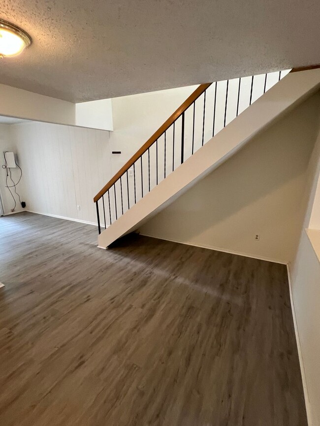 Building Photo - Large Townhouse in Virginia Beach with a Fenced Yard!