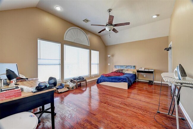 Building Photo - 803 Rosine St