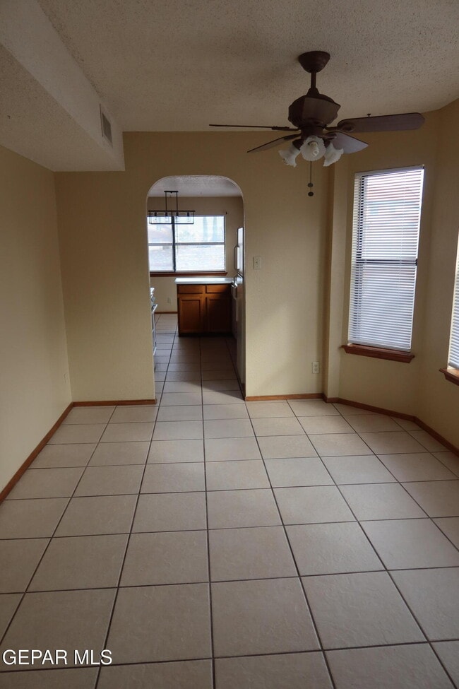 Building Photo - 1137 W Bend Ln