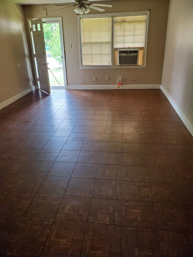 Building Photo - E 4th St Duplex