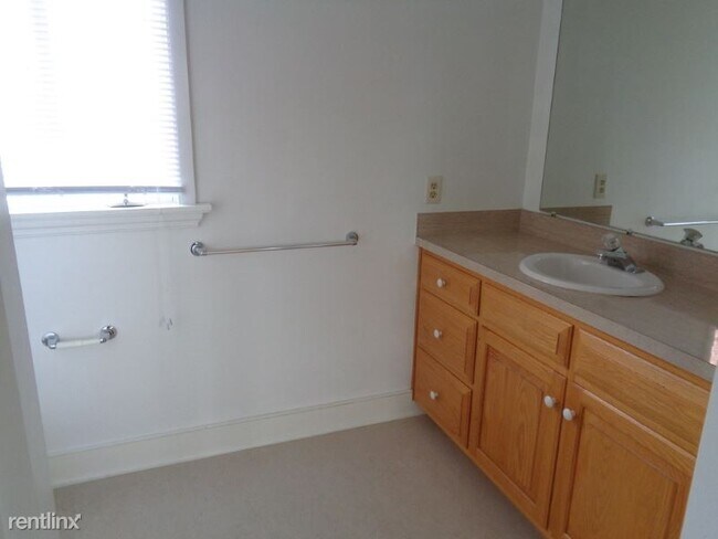 Building Photo - 2 br, 3 bath Townhome - 13 Market Plaza