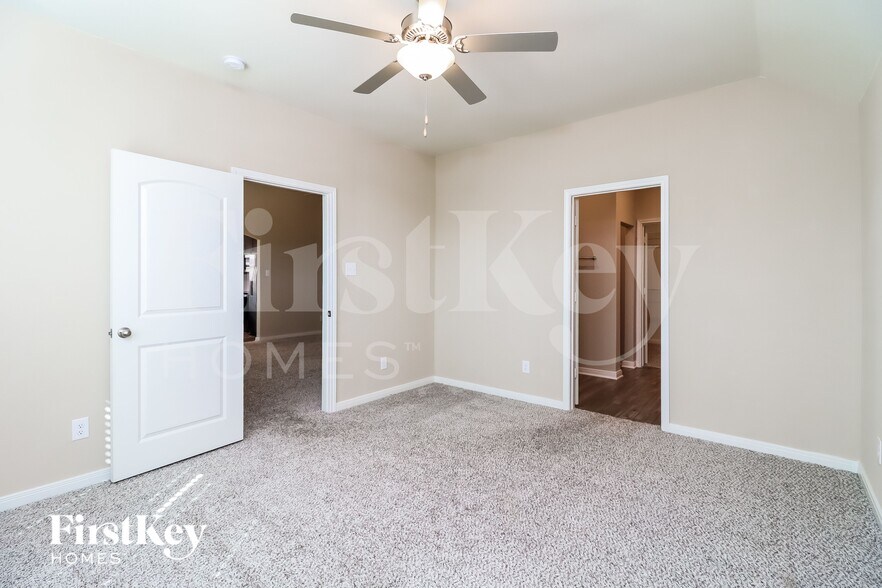 Building Photo - 7500 Pleasant Oaks St