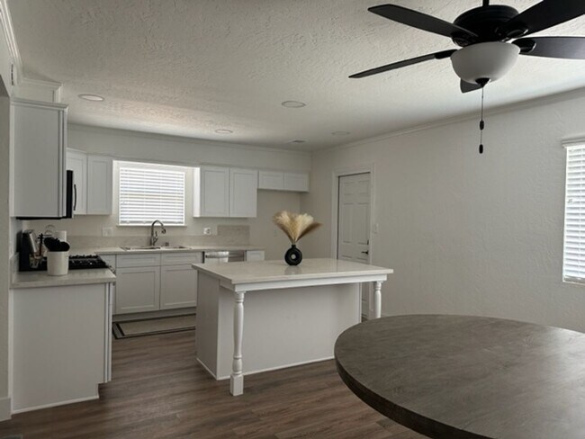 Building Photo - Nicely remodeled!