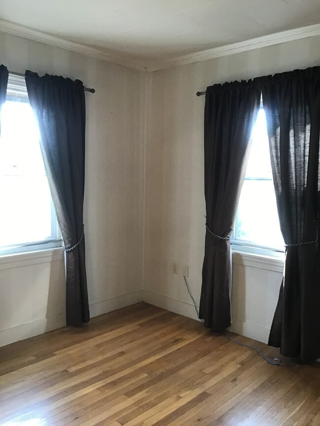 Building Photo - Spacious, Family Friendly, In-Town Home