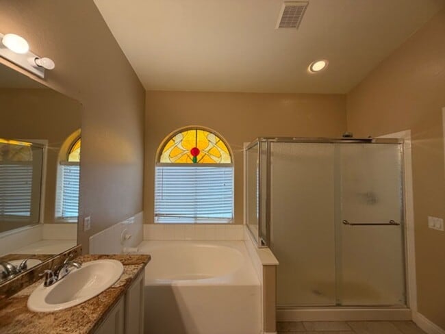 Building Photo - GORGEOUS 4 BEDROOM SINGLE STORY HOME