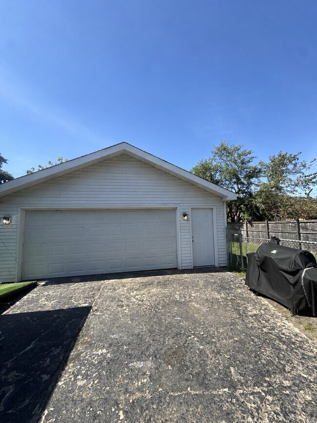Building Photo - 14548 Tripp Ave