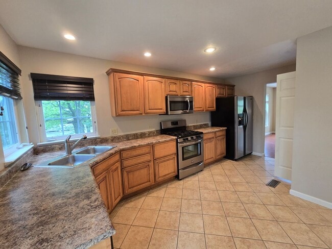 Building Photo - Beautiful End Unit Townhouse - Convenientl...