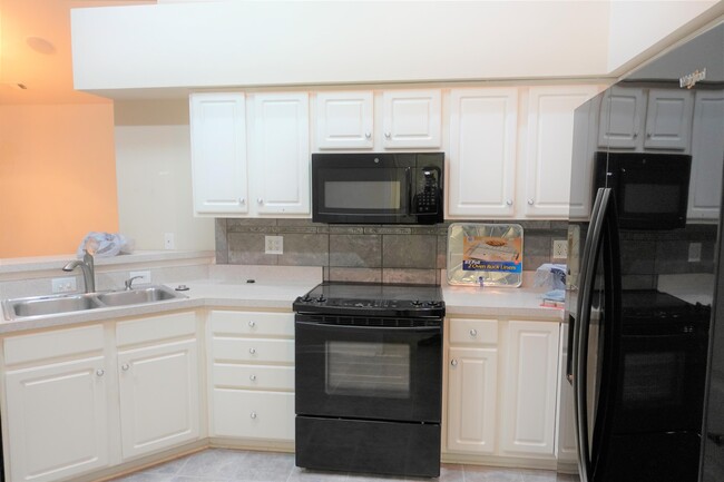 Building Photo - 303 Heritage Club Dr