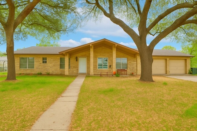 Building Photo - 1010 Country Oaks Dr