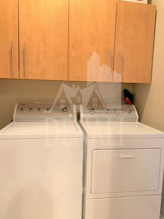 Building Photo - 706 N Tangerine Dr