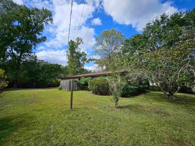 Building Photo - 3235 Springdale Dr