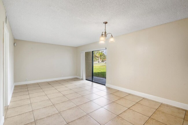 Building Photo - 1453 Lake Crystal Dr