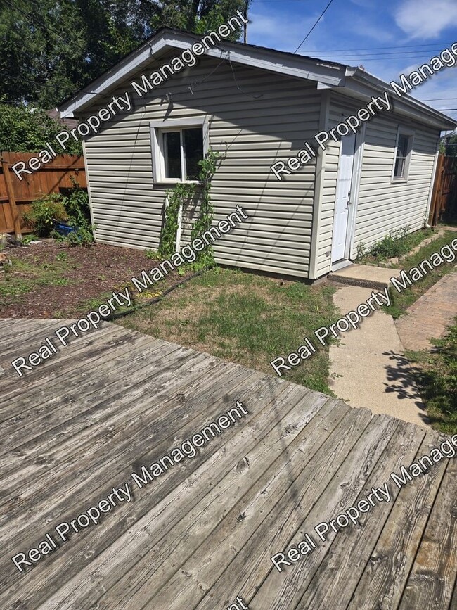 Building Photo - 2 Bedroom Duplex