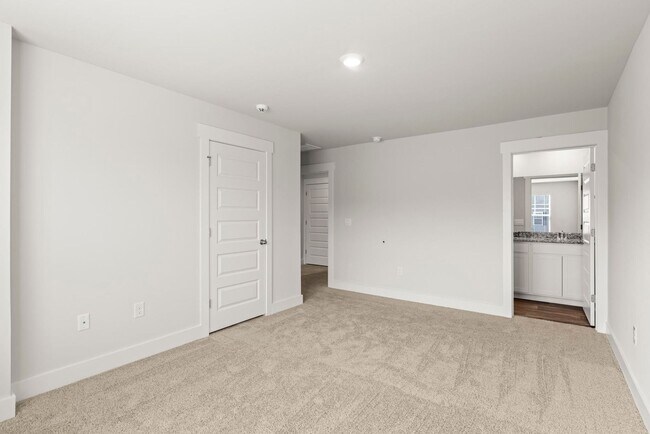 Building Photo - MOVE IN SPECIAL- ONE FREE MONTH RENT WITH A LEASE SIGNED BY FEB. 1!!