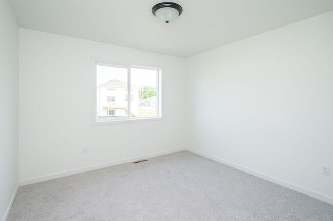 Building Photo - 4 Bed 3 Bath Single Family Home