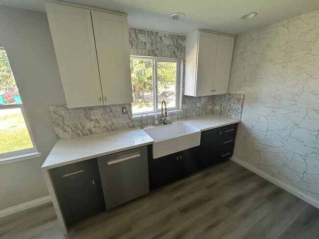 Building Photo - 3 Bedroom/1 Full Remodeled Bath Stockton Ca