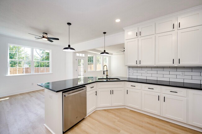 Building Photo - 412 Riley Ln