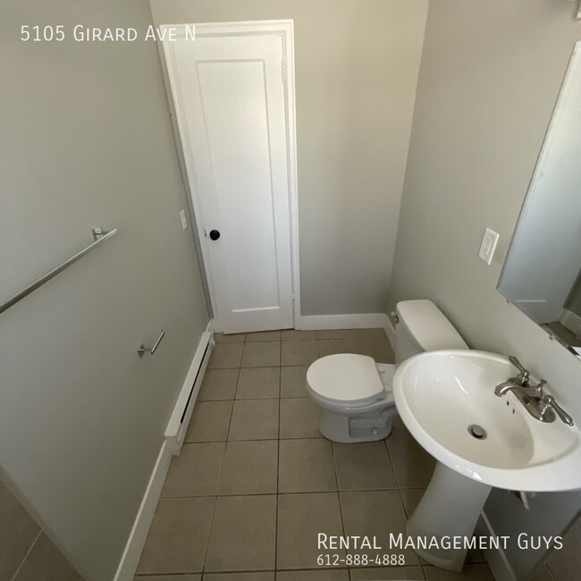 Building Photo - 2 Bedroom Home! Private laundry/ New Floor...