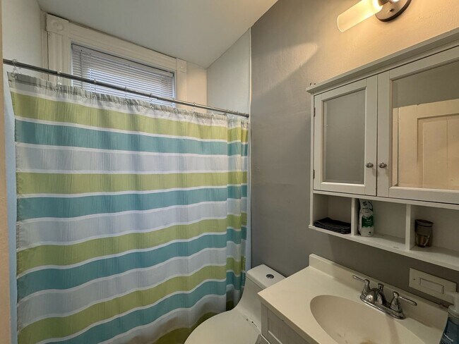 Building Photo - 7 bedroom/ 3bath Mins. from UC + Med Campu...