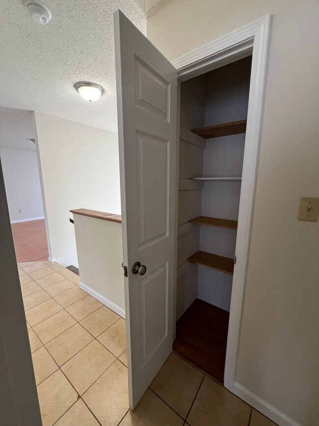 Building Photo - 4 bed 1.5 bath home close to I-44