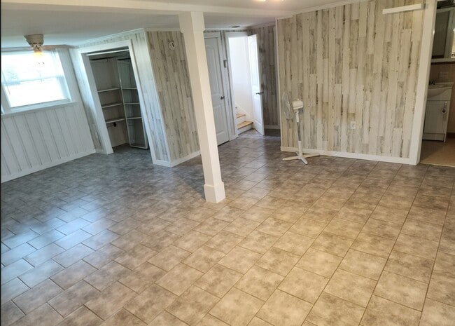 Building Photo - 114 Maureen Dr