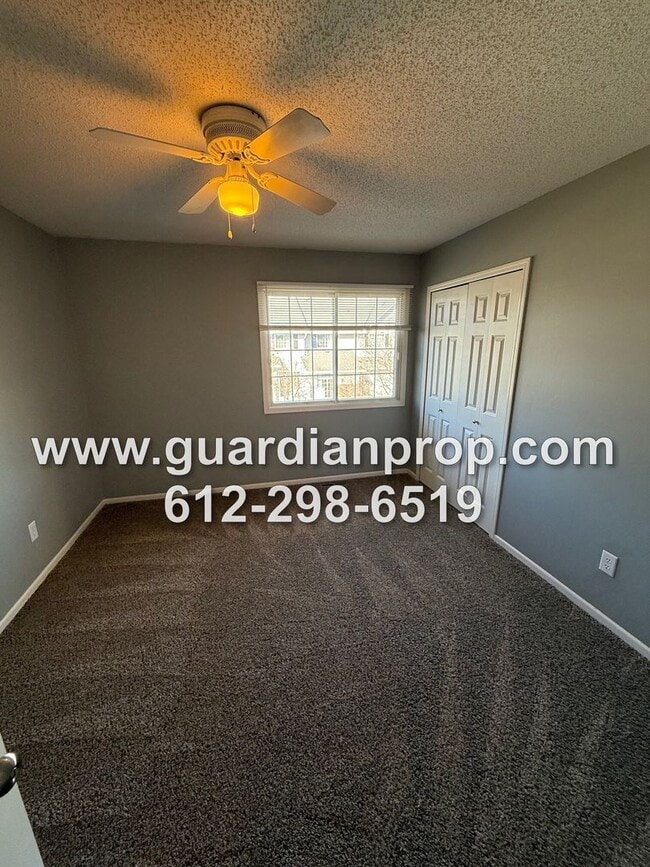 Building Photo - Woodbury Townhouse Available Now, Open Floor Plan, Loft Area, Fireplace, New Carpet!