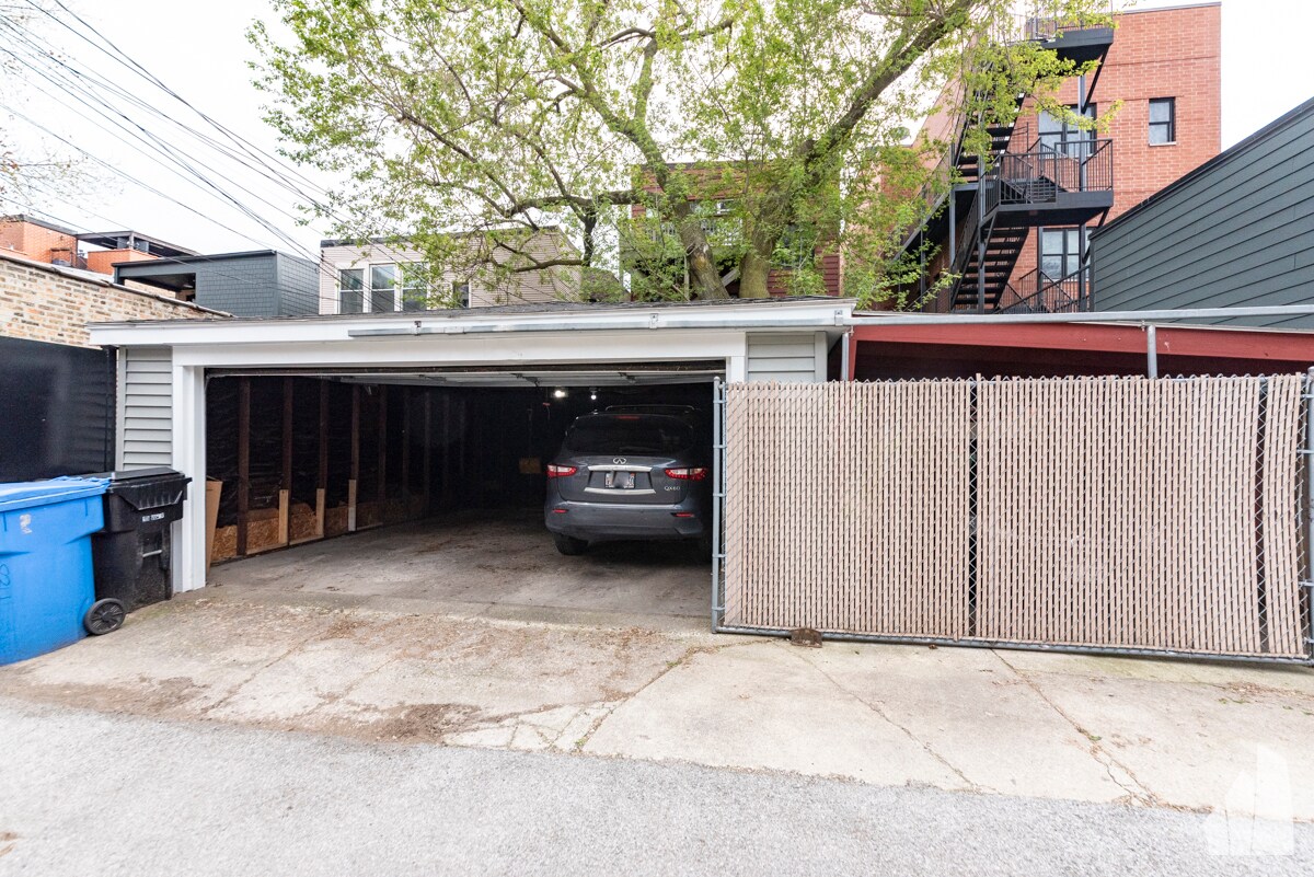 Building Photo - 842 W Waveland Ave