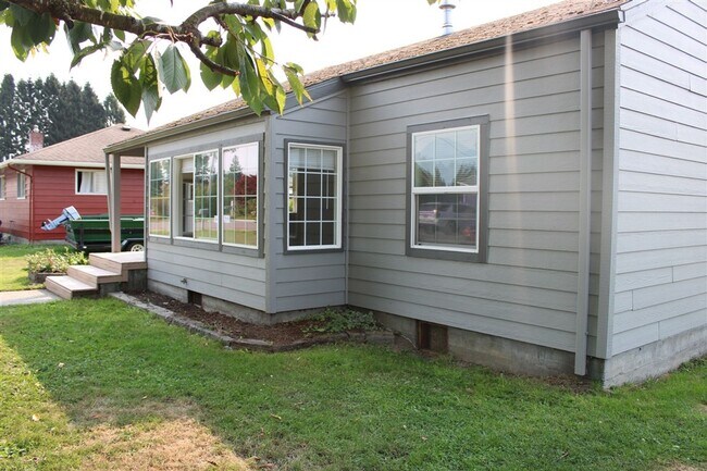 Building Photo - 3 Bedroom, 1.5 Bathroom House! Available now!
