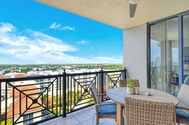 Building Photo - Short term ONLY Amazing 2/2 condo in the heart of downtown Sarasota with Bay View!