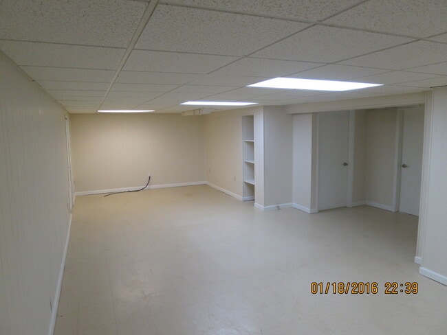 Building Photo - 3br Bethesda Rental