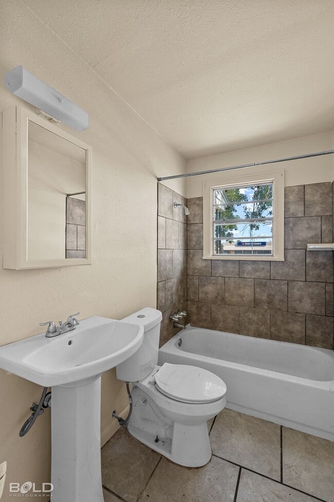 Building Photo - 2617 Waggoner Ave