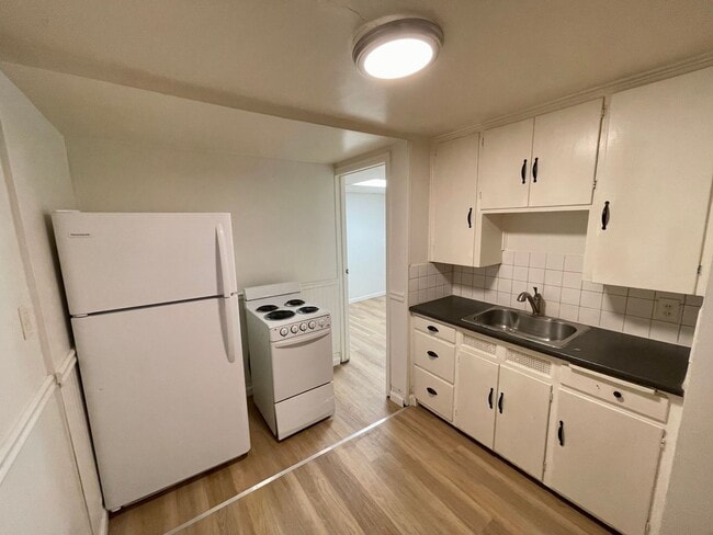 Building Photo - COZY 1BD/1BA LOWER SOUTH HILL APARTMENT | A/C | ON-SITE LAUNDRY | PET FRIENDLY | AVAIL NOW