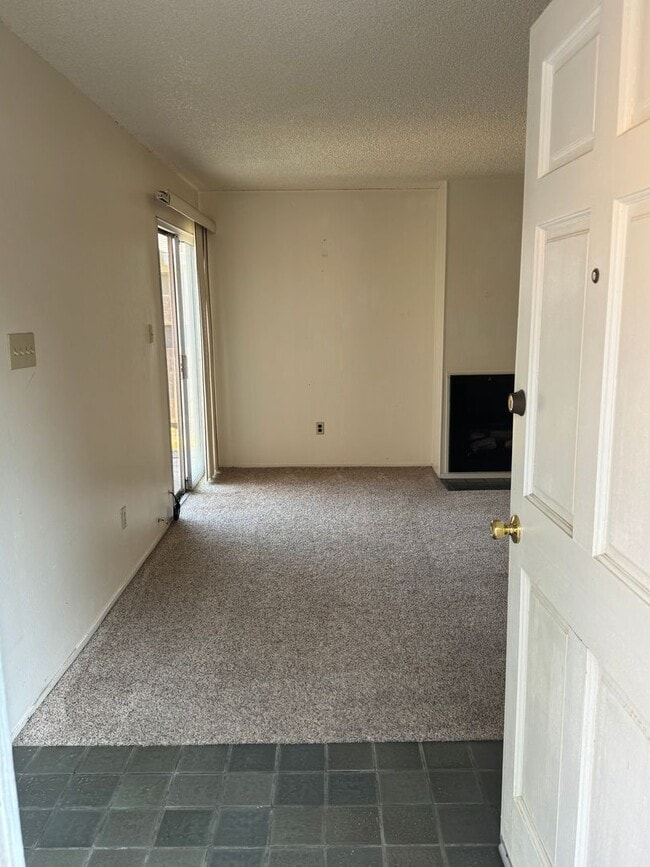 Building Photo - Ready To Move!!