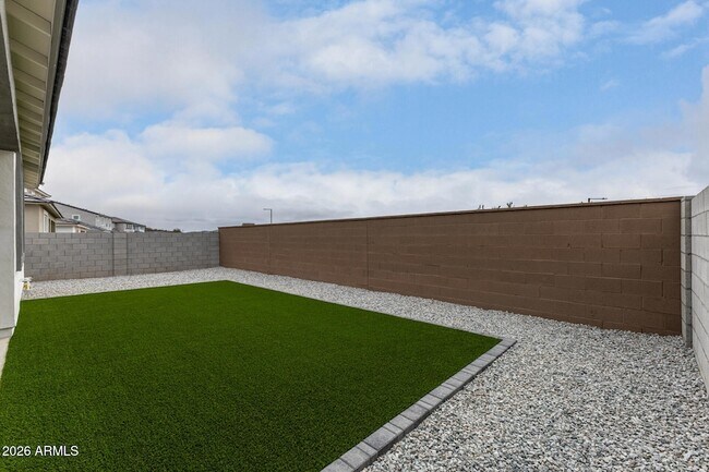 Building Photo - 6949 W Buckhorn Trail