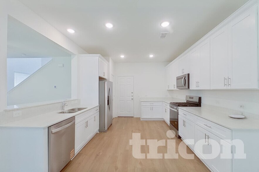 Building Photo - 2411 Carlow Ln