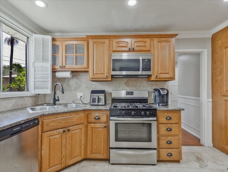 Building Photo - 3826 Burnside Ave