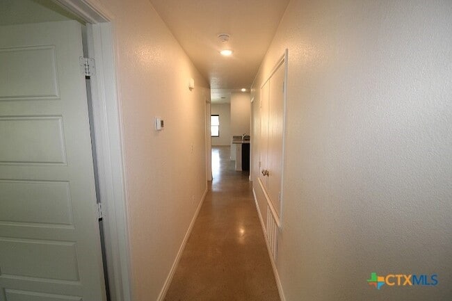 Building Photo - 102 Lost Trl