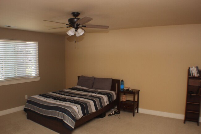 Building Photo - 3 Bedroom 2.5 Townhome