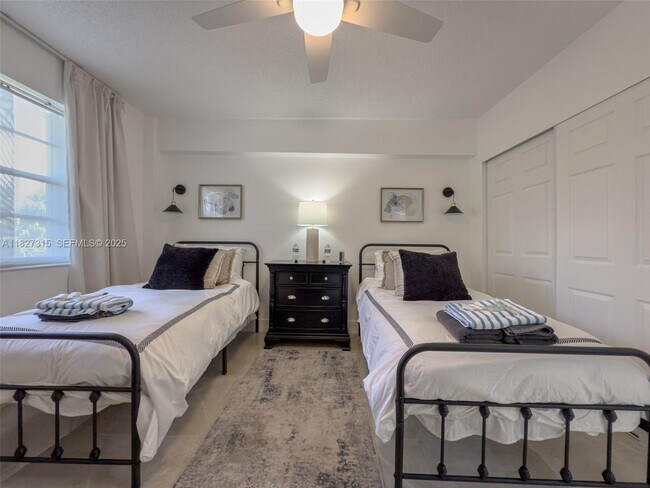 Building Photo - 250 NE 181st St