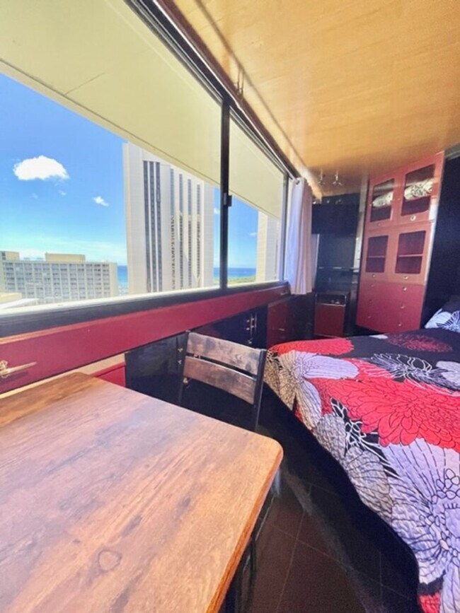 Building Photo - Fully furnished and move-in ready!