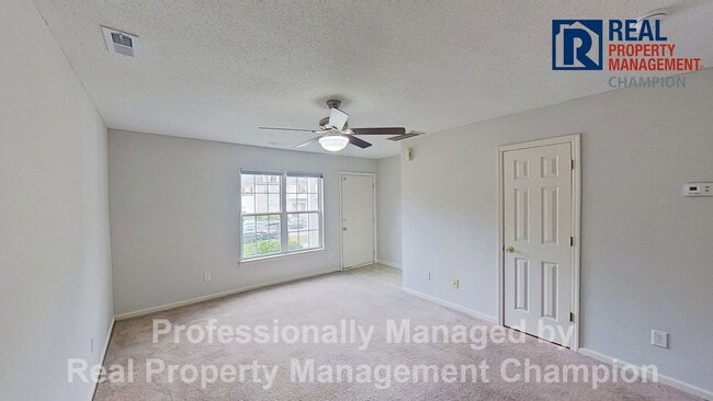 Building Photo - 2 BD/2.5 BA Townhome with Convenient Jacksonville Location