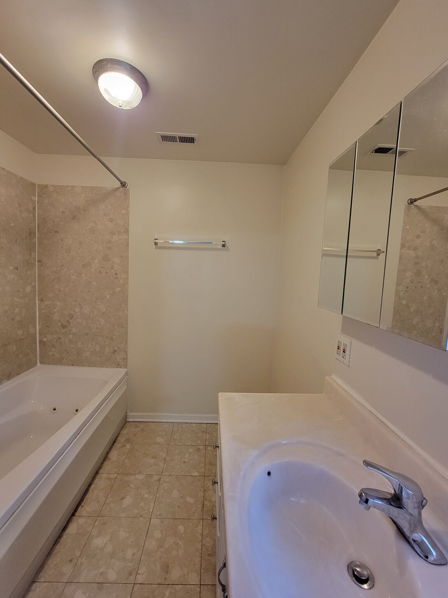 Building Photo - 7141 S Euclid Ave