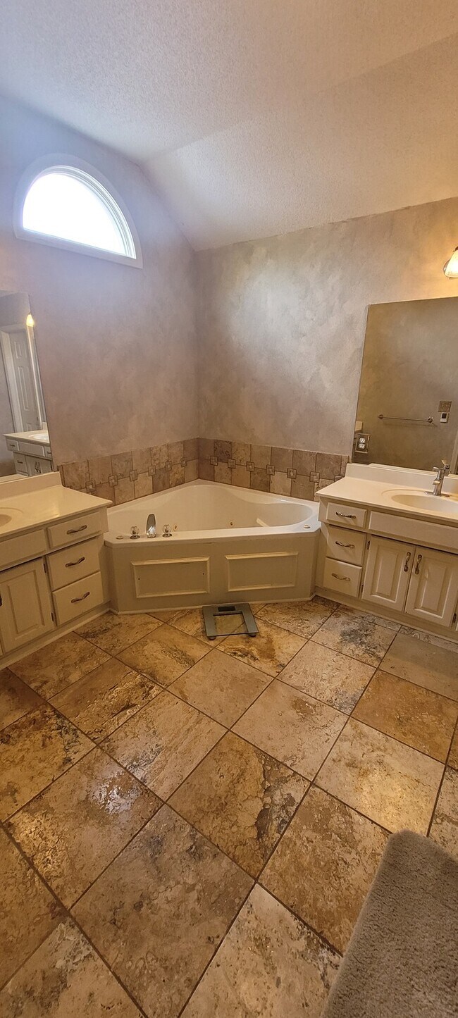 Building Photo - Fruitfully ready for your move in!