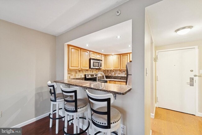 Building Photo - 2001 Hamilton St