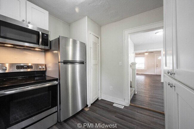 Building Photo - Charming 2-Bed, 2-Bath Duplex in Indianapolis