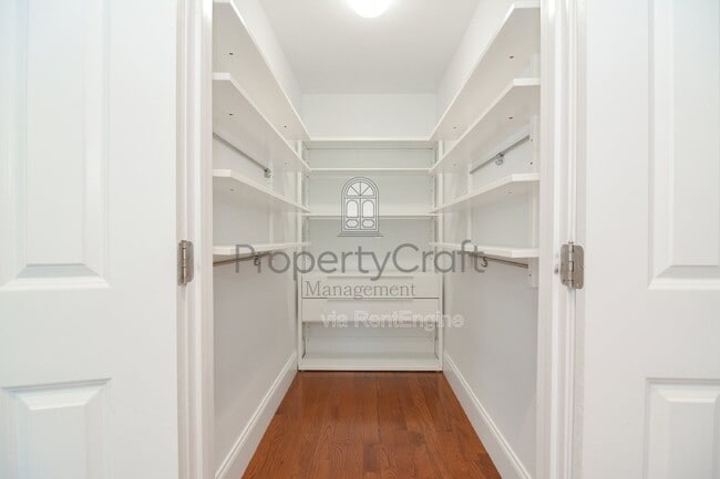 Building Photo - 6 Meeting House Ln
