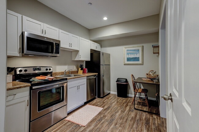 Building Photo - Fully Furnished Two Bedroom Apartment in t...