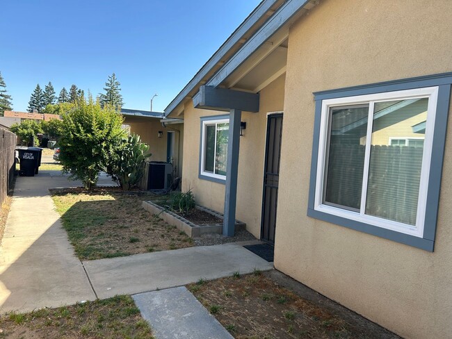 Building Photo - Great 3 bedroom 2 bath in Visalia ready fo...