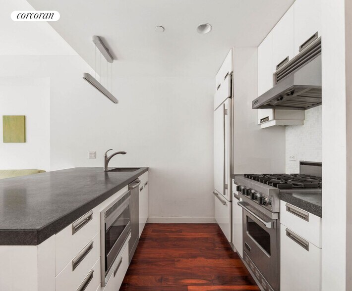 Building Photo - 261 W 28th St